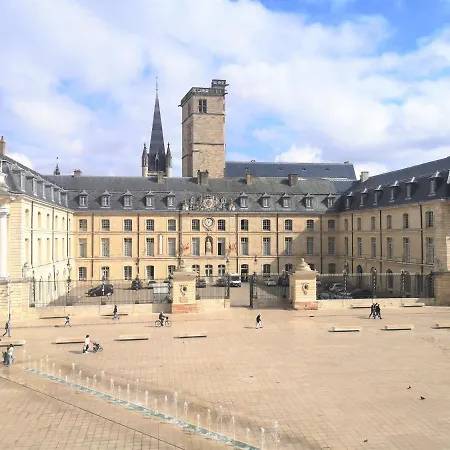 Le Dentan, Au Centre Historique De Appartamento